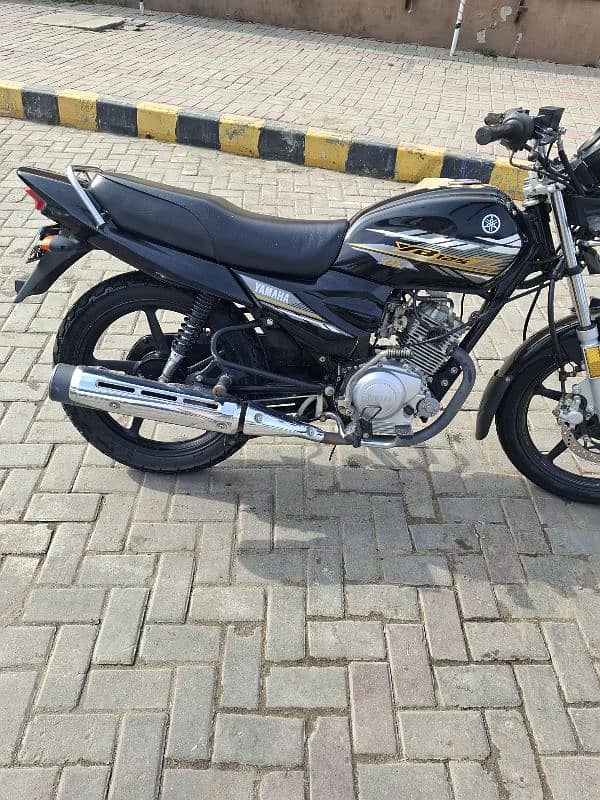 ybr 125z dx all ok lush condition 2021 kay 12 month ki bike hai 6