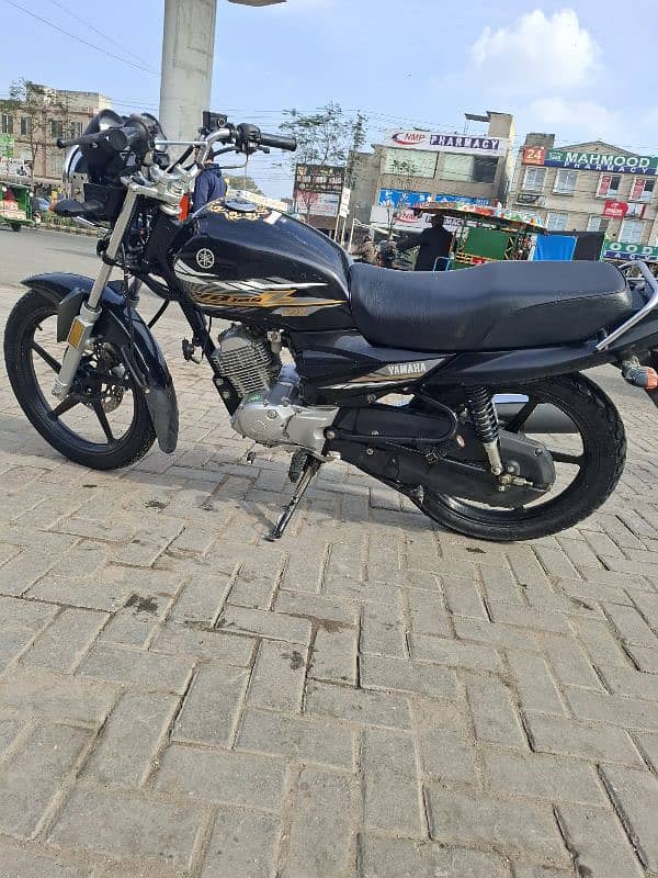 ybr 125z dx all ok lush condition 2021 kay 12 month ki bike hai 9