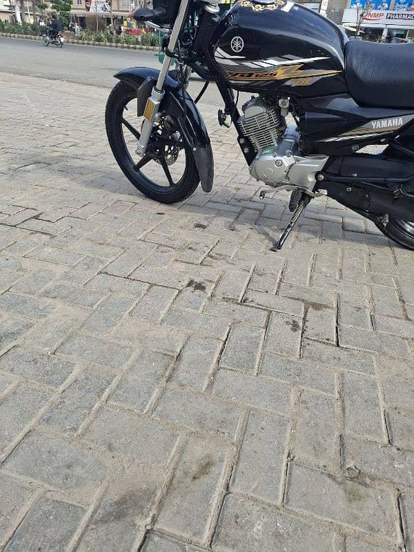 ybr 125z dx all ok lush condition 2021 kay 12 month ki bike hai 10