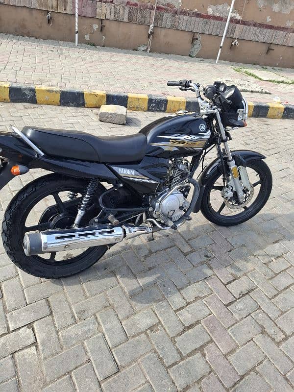 ybr 125z dx all ok lush condition 2021 kay 12 month ki bike hai 11