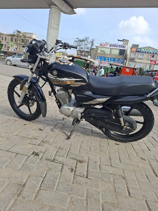 ybr 125z dx all ok lush condition 2021 kay 12 month ki bike hai 12