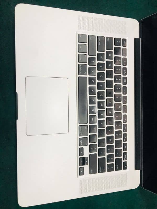 Apple MacBook Pro 15.4 inches 16GB/ 512GB SSD 4