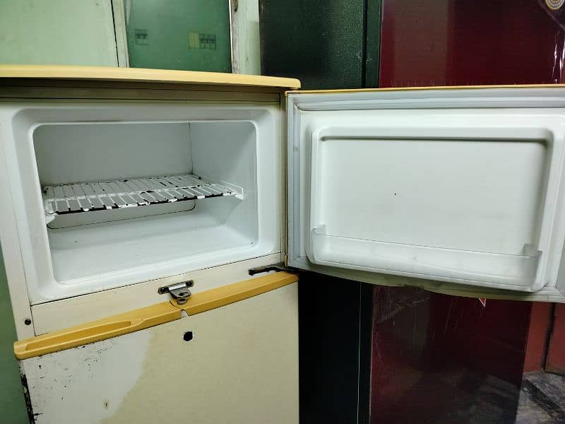 Samsung Medium Sized Room Fridge 3