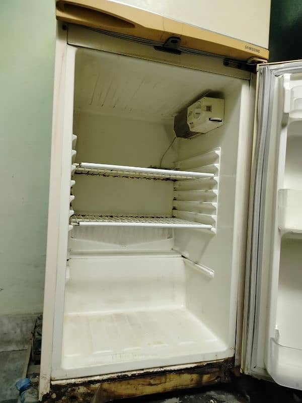 Samsung Medium Sized Room Fridge 6