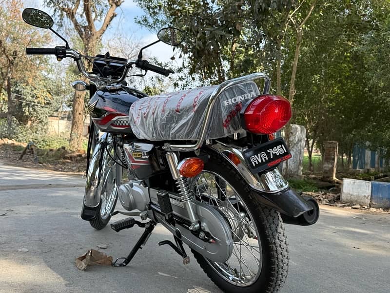 Honda cg 125 Black fresh 10 by 10 condition only 2255 km driven 0