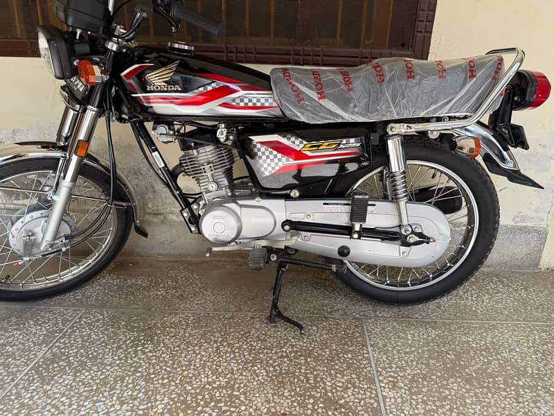 Honda cg 125 Black fresh 10 by 10 condition only 2255 km driven 3