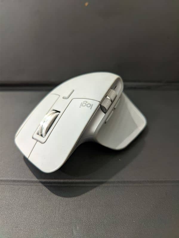 Logitech MX master 3 multi device Bluetooth type C rechargable mouse 0