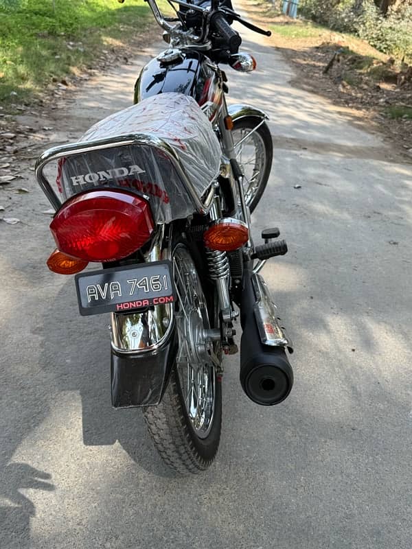 Honda cg 125 Black fresh 10 by 10 condition only 2255 km driven 2