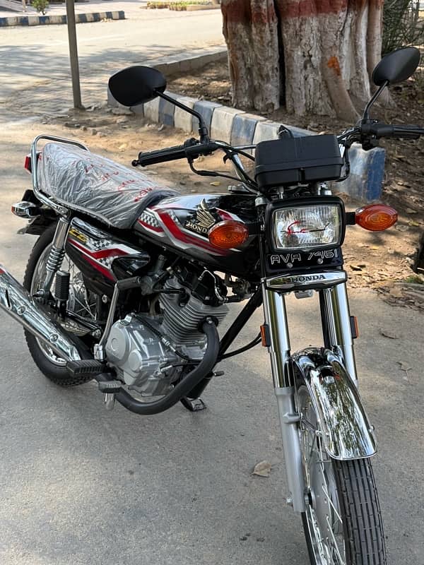 Honda cg 125 Black fresh 10 by 10 condition only 2255 km driven 5