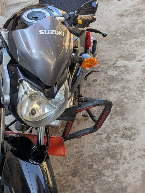 Suzuki GSX-125cc 4