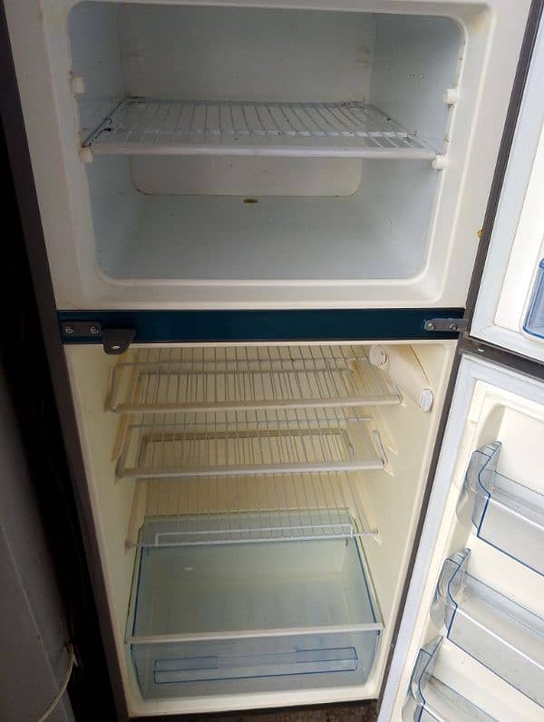 Electrolux Medium size Refrigerator 3