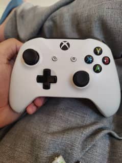 Xbox One Controller with built-in Bluetooth