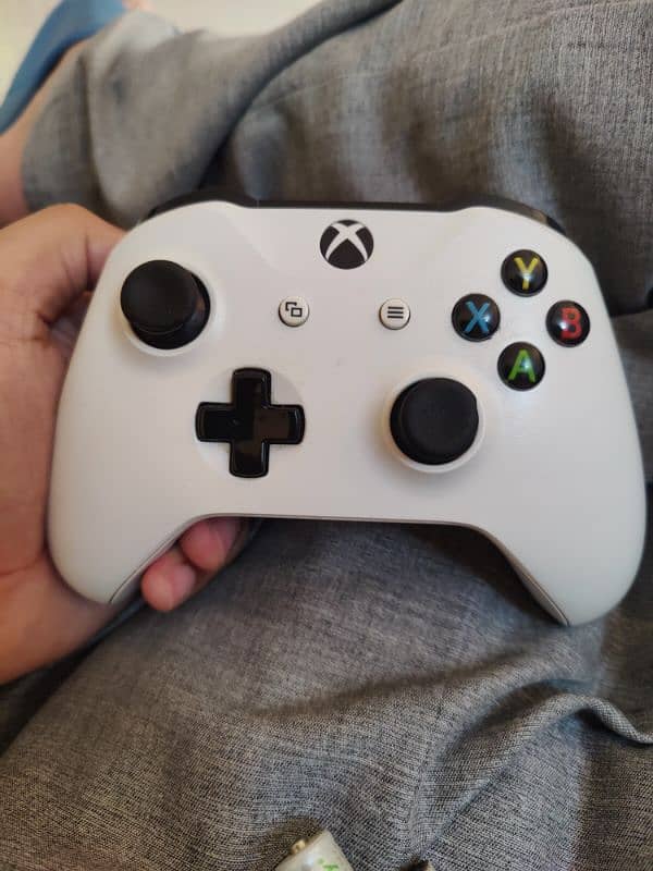 Xbox One Controller with Biltin Bluetooth 0