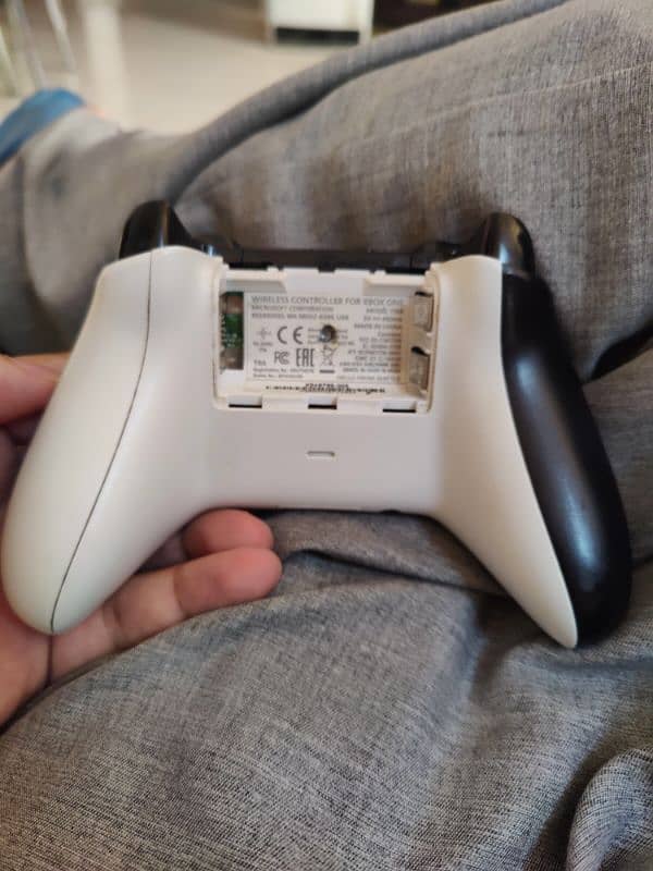 Xbox One Controller with Biltin Bluetooth 2