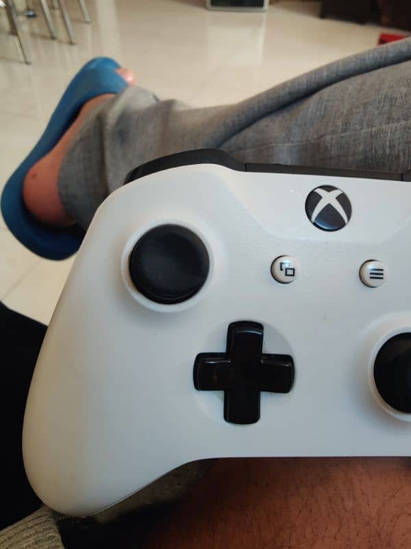 Xbox One Controller with Biltin Bluetooth 4