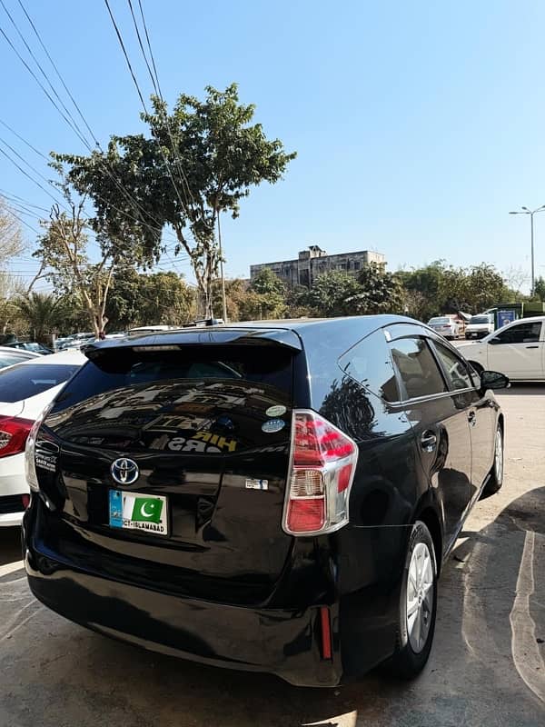 Toyota Prius Alpha 2015 3