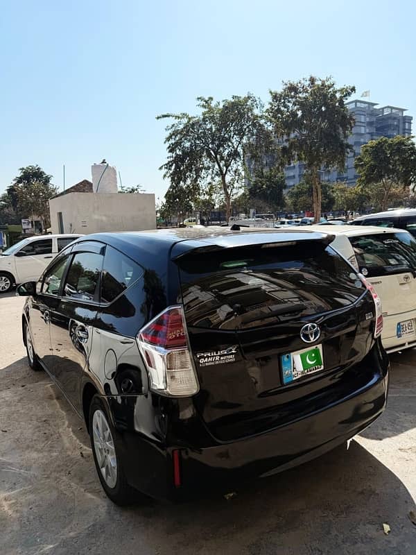 Toyota Prius Alpha 2015 4