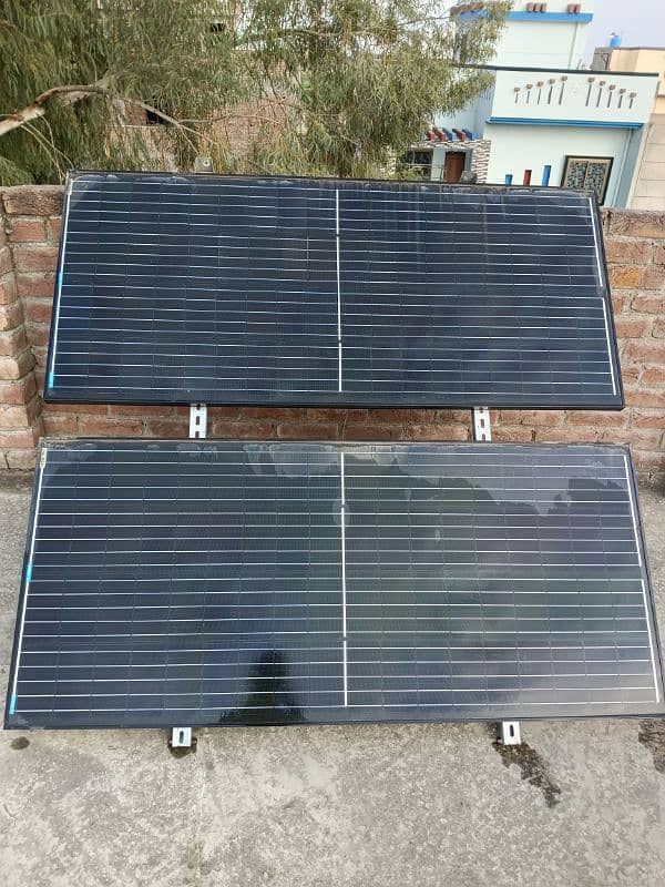 4 solar panel 2 stand 1 controlar only 6/7 months us like new 1