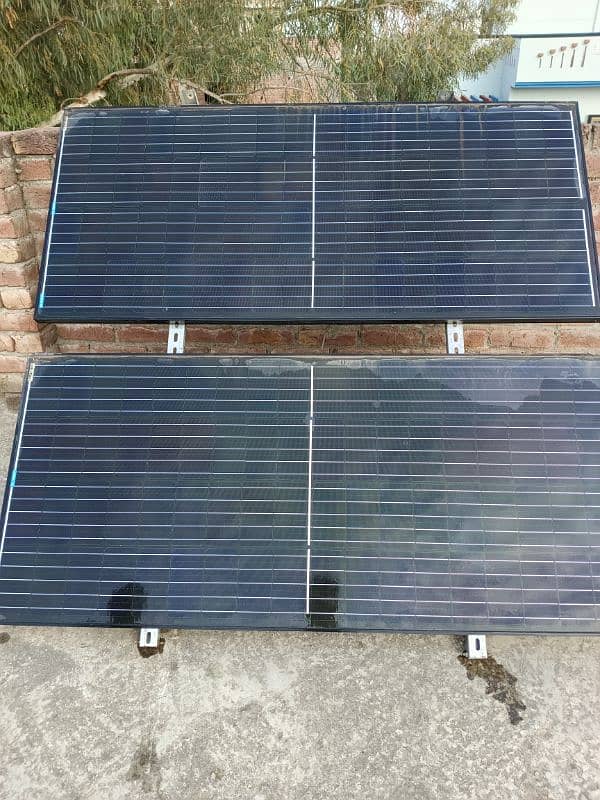 4 solar panel 2 stand 1 controlar only 6/7 months us like new 4