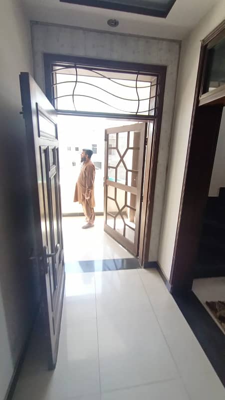 1 kanal ViP Upper portion urgent for rent in sabzazar 8