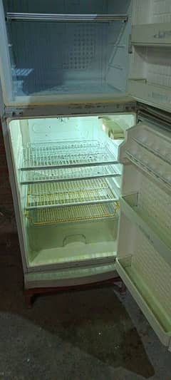 Dawlance fridge Medium size hai