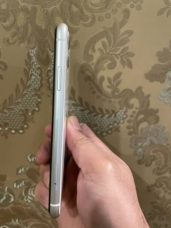 iPhone 11 for sale in excellent condition 5