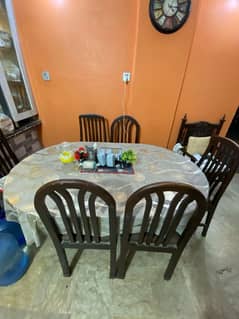 Dining Table in Good Condition With 6 Chairs For Sale