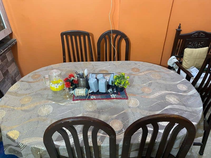 Dining Table in Good Condition With 6 Chairs For Sale 2