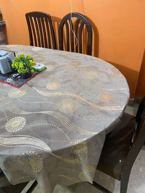 Dining Table in Good Condition With 6 Chairs For Sale 3