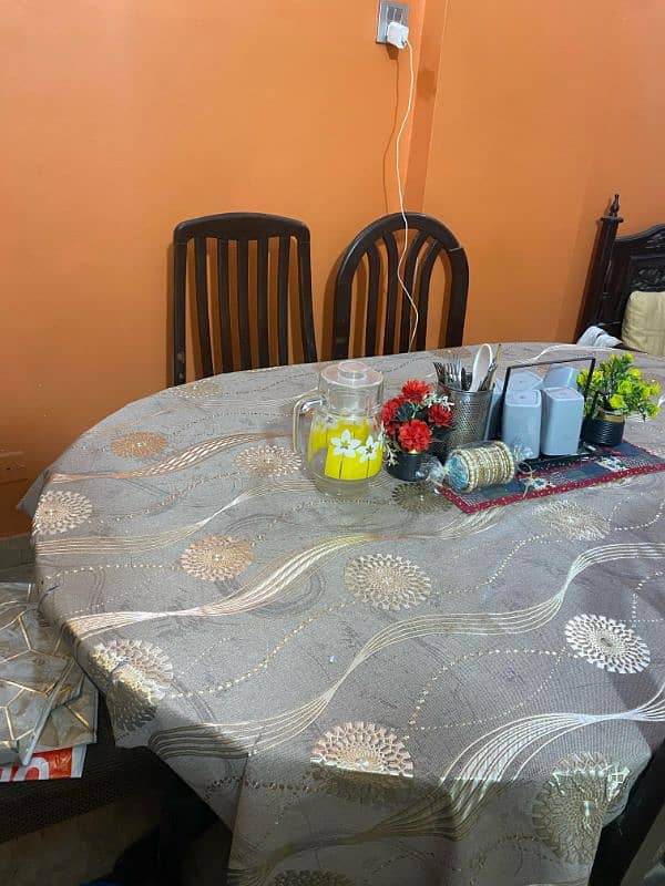 Dining Table in Good Condition With 6 Chairs For Sale 4