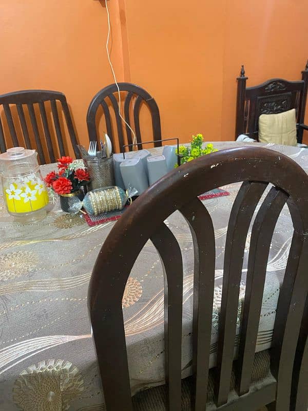 Dining Table in Good Condition With 6 Chairs For Sale 5