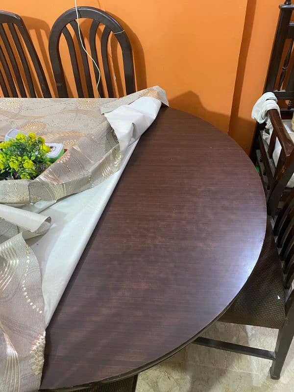 Dining Table in Good Condition With 6 Chairs For Sale 6