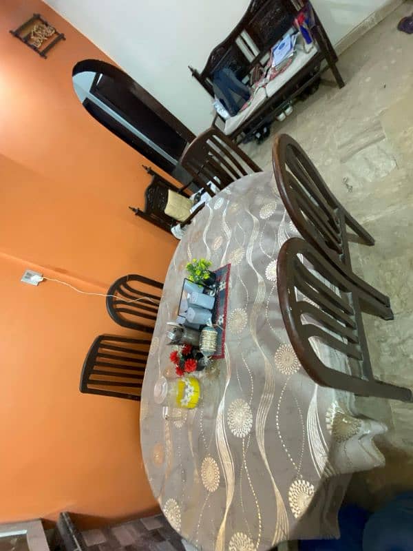 Dining Table in Good Condition With 6 Chairs For Sale 7