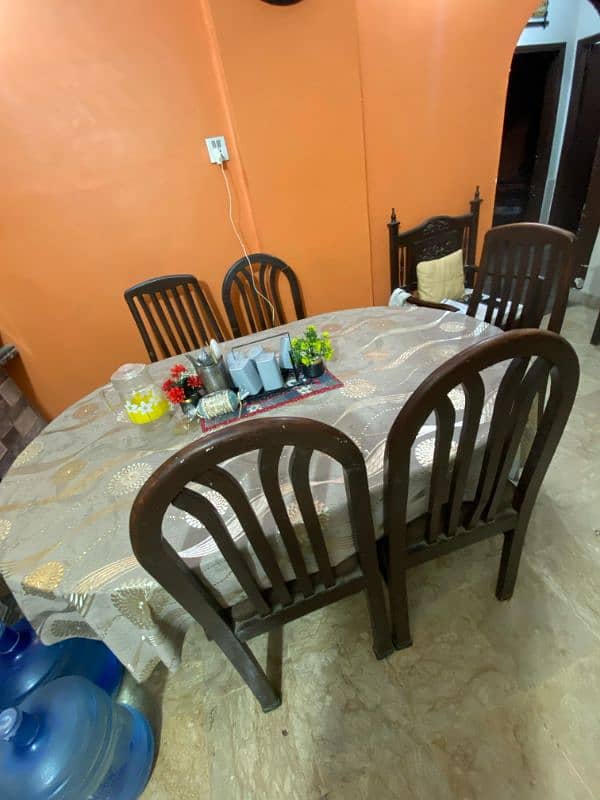 Dining Table in Good Condition With 6 Chairs For Sale 8