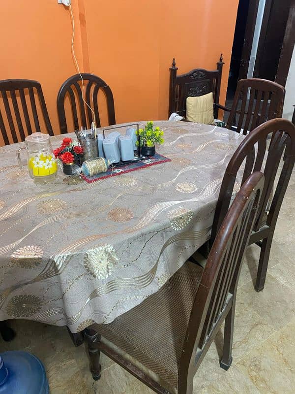 Dining Table in Good Condition With 6 Chairs For Sale 9