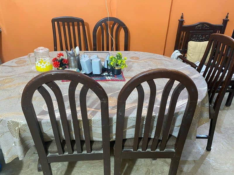 Dining Table in Good Condition With 6 Chairs For Sale 10