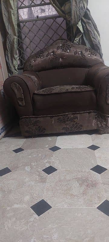 Used 2 single sofas 7