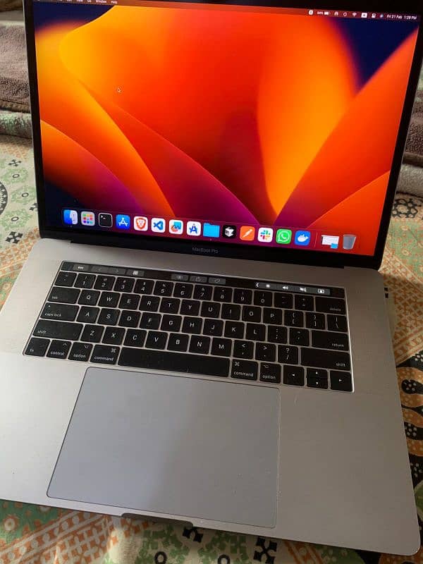 Macbook pro 2017 with touch bar and touch ID 2