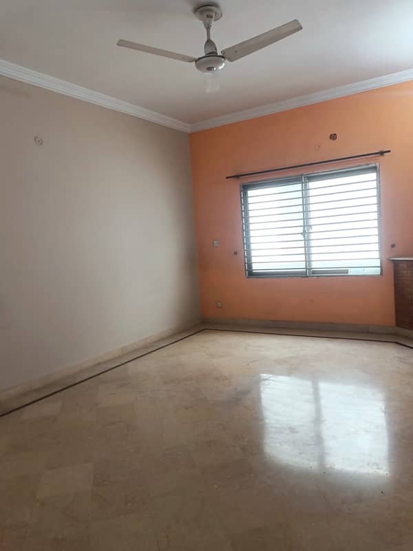 1 kanal uper portion for rent in soan garden 4