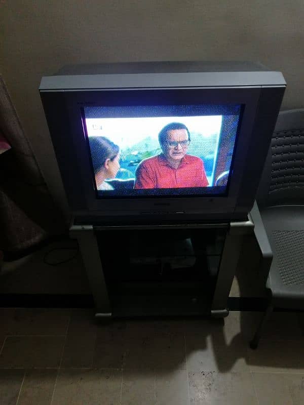 samsung TV 21 inches bilkul ok ha with TV traliy bi ha 5