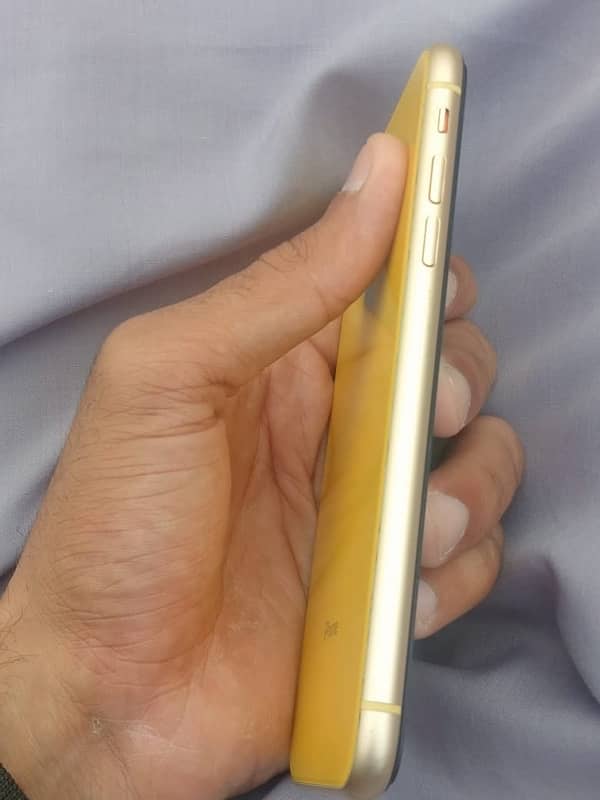 i phone xr. 10/10 condition   64 gb factory unlocked 1