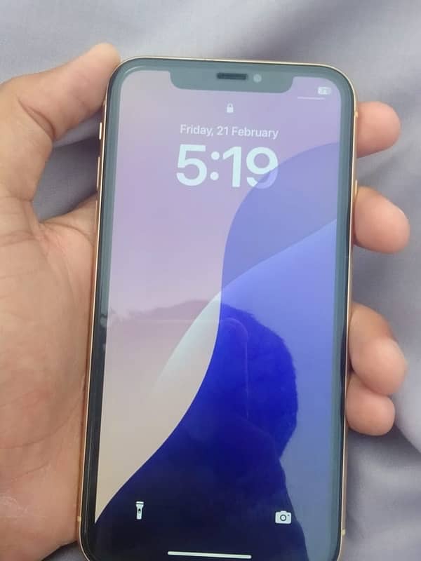 i phone xr. 10/10 condition   64 gb factory unlocked 5