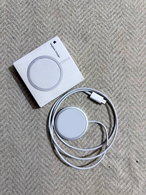 Apple Magsafe Wireless Charger 1