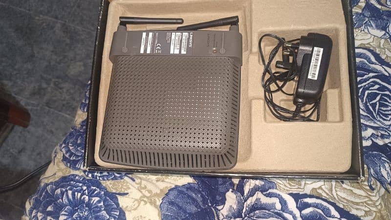 Linksys device urjant sale Model 6100 AC1200 3