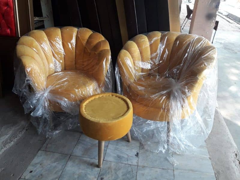 2 Premium velvet chairs with coffee table 0