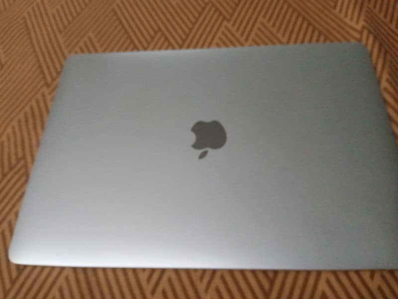 MacBook Pro 13-inch, 2017, Two Thunderbolt 3 ports 4