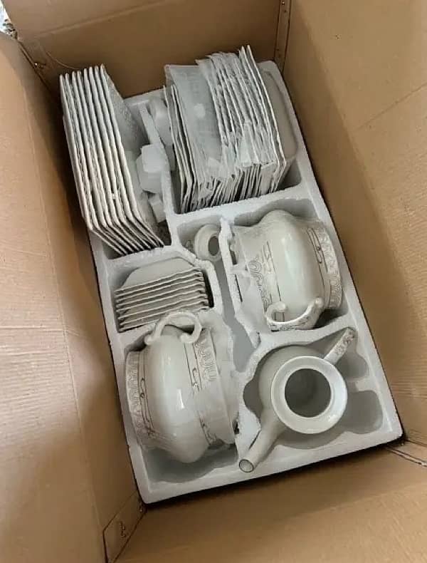 Inported German dinner set 8 people 56 pieces 3