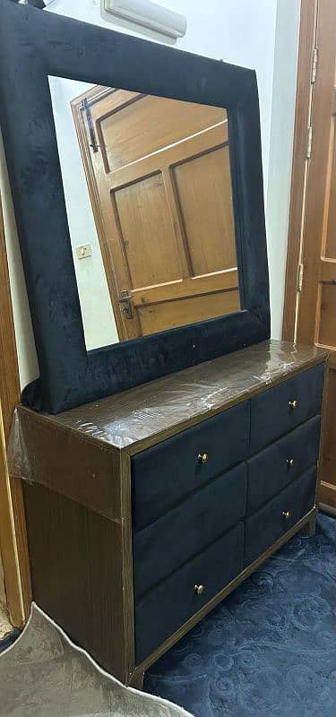 DRESSING TABLE 0