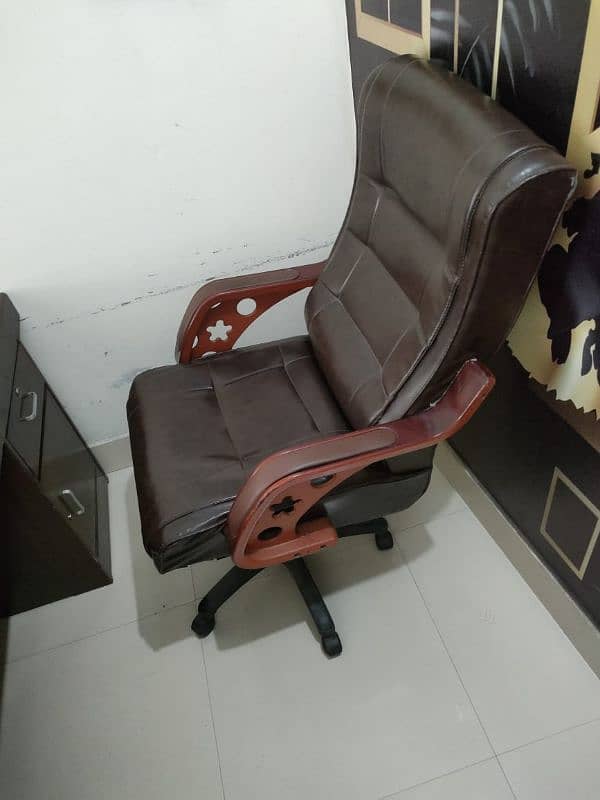 used chair for sale well condition 0304 4804900 0