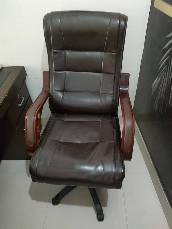 used chair for sale well condition 0304 4804900 1